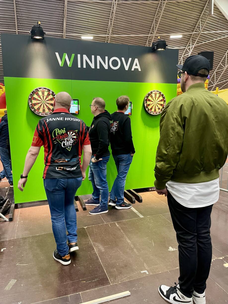 MotorShow:ssa WinNovan ilmeellä Darts-seinä, jossa moni kävi kokeilemassa taitojaan.