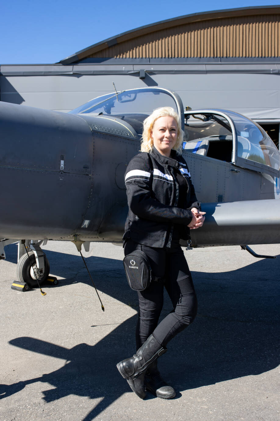 Heidi Hellsten, WinNovan Vuoden opiskelija 2024 nojaa lentokoneen siipeen.
