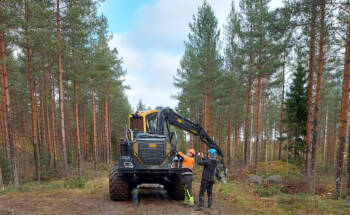 Metsäauto metsätiellä