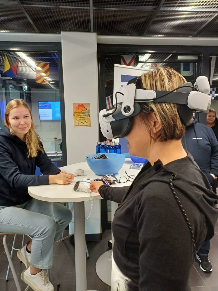 Merimessuilta VR-lasien testausta.