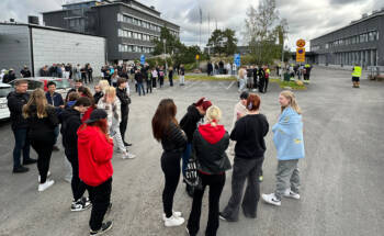 Poistumisharjoitus Raumalla. Kuvassa opiskleijoita ja henkilökuntaa odottamassa ulkona lisäohjeita.