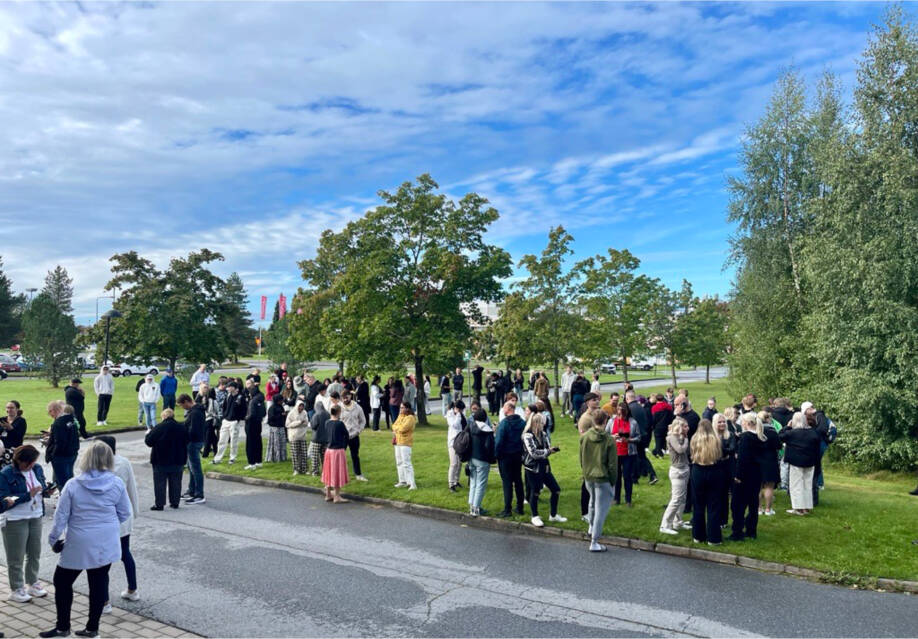 Poistumisharjoitus Tiedepuistossa. Opiskelijoita ja henkilökuntaa odottaa ulkona lisäohjeita.