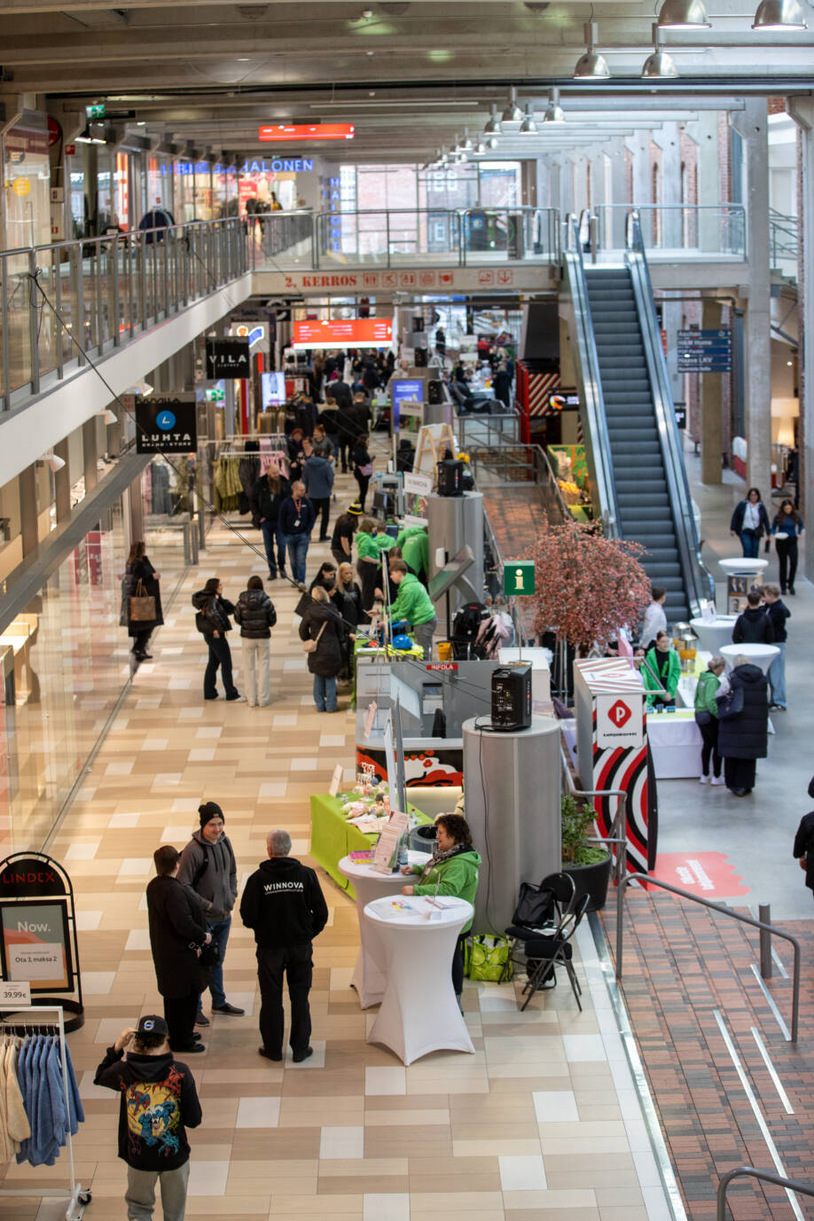 Kauppakeskus Puuvilla täynnä WinNovaa -tapahtumassa riitti kävijöitä.