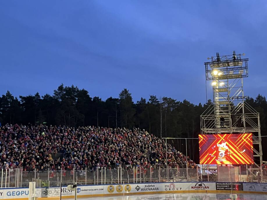 Talviklassikko yleisöä.