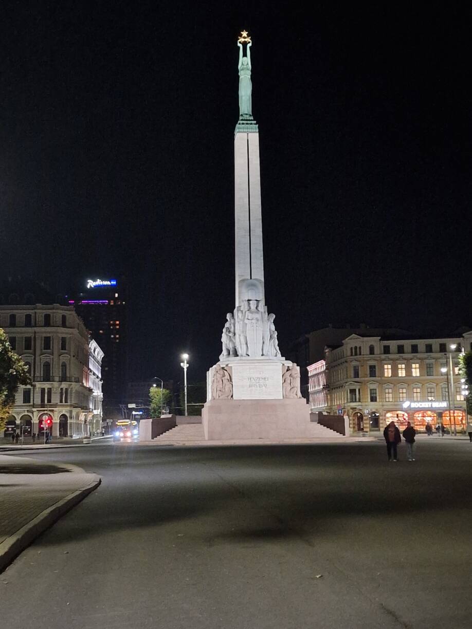 Korkea patsas Riikan vanhassa kaupungissa.