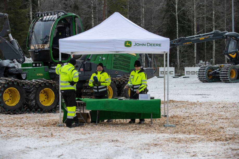 John Deere esittelypisteellä esittelijät kertovat tuotteistaan.