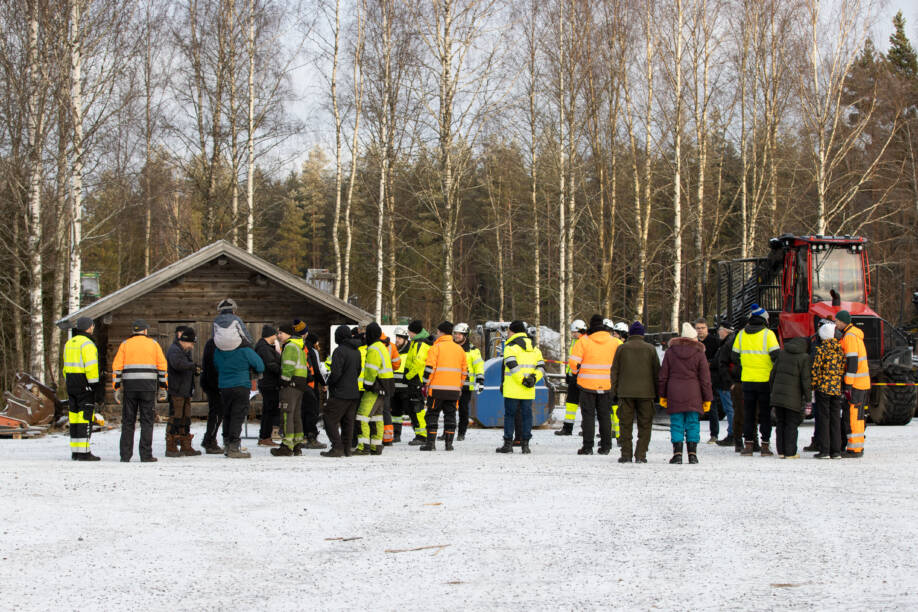 Kisaajat jonottavat ilmoittaumispisteellä.