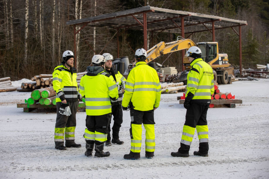 Kisan tuomarit kokoontuneena neuvonpitoon.