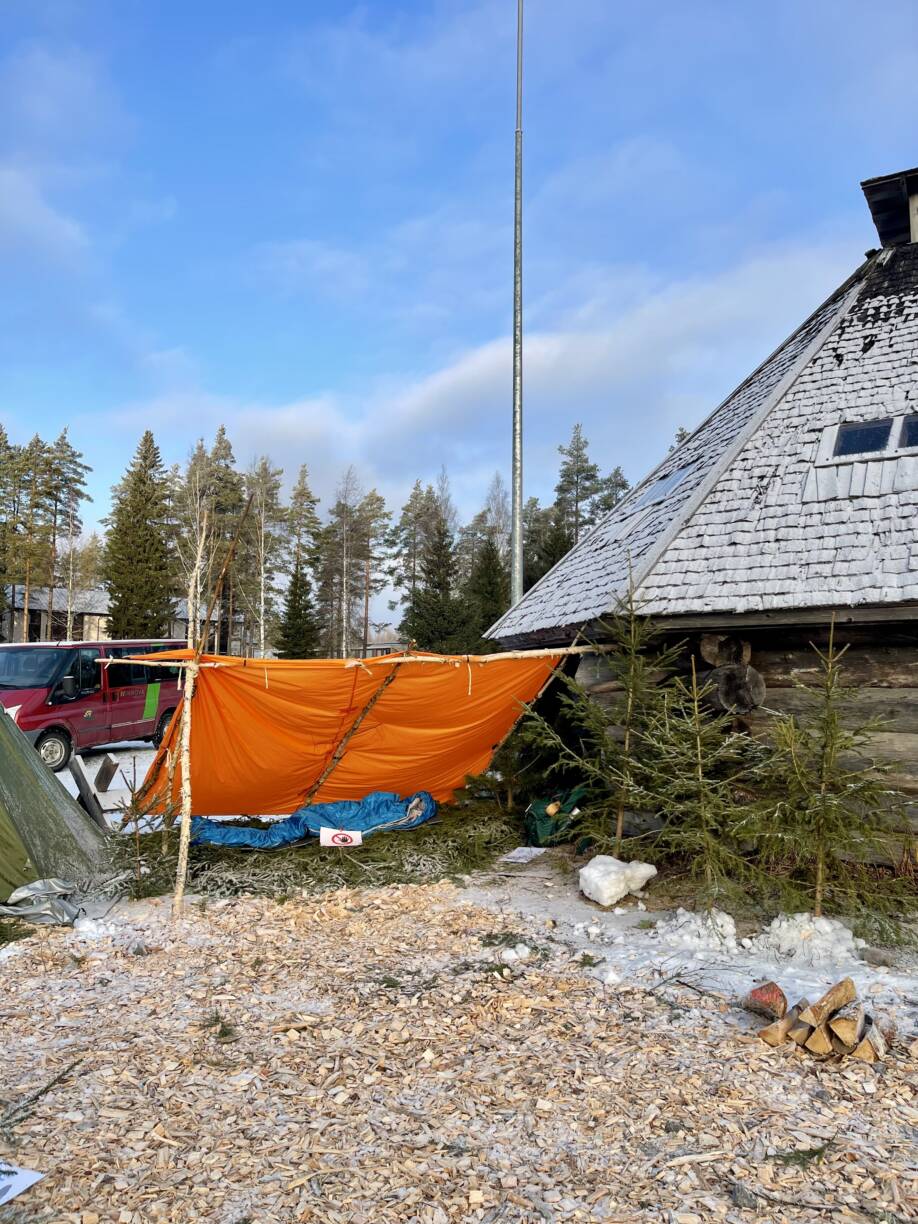 Teltan vieressä on laavu.