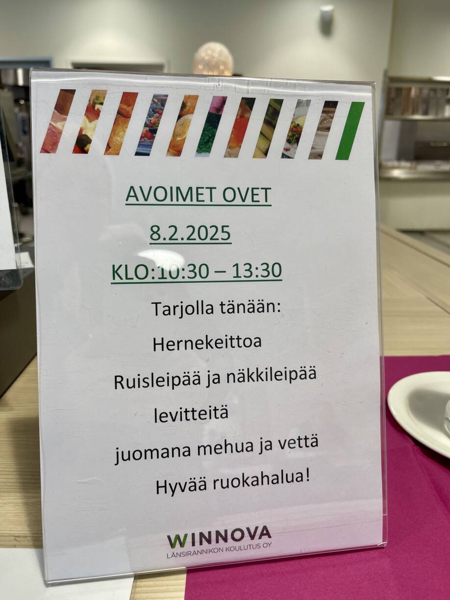 Avoimien ovien ruokalista. Tarjolla hernekeittoa, leipää ja mehua.