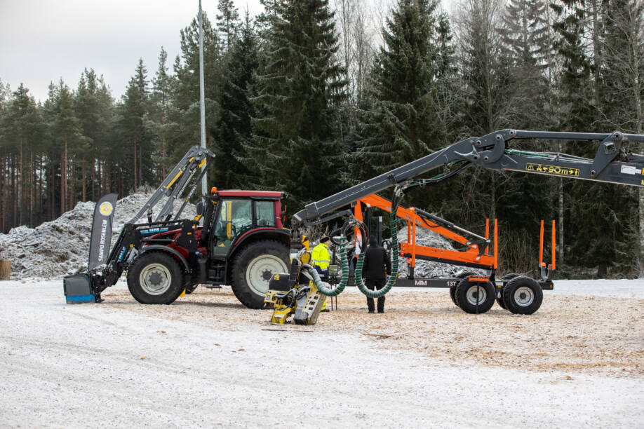 Näytteilleasettajien koneet näytillä.