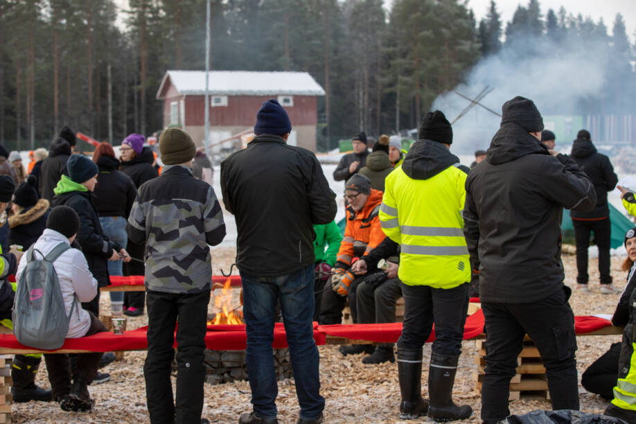 Makkaran grillauspisteellä oli paljon ihmisiä.