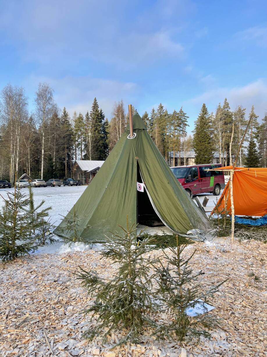 Isompi teltta pystytettynä alueelle.