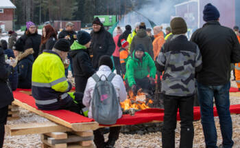 Makkaran grillauspisteellä oli paljon ihmisiä.