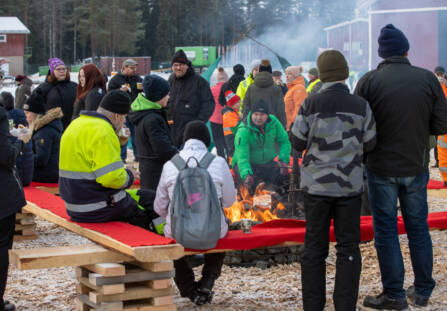 Makkaran grillauspisteellä oli paljon ihmisiä.