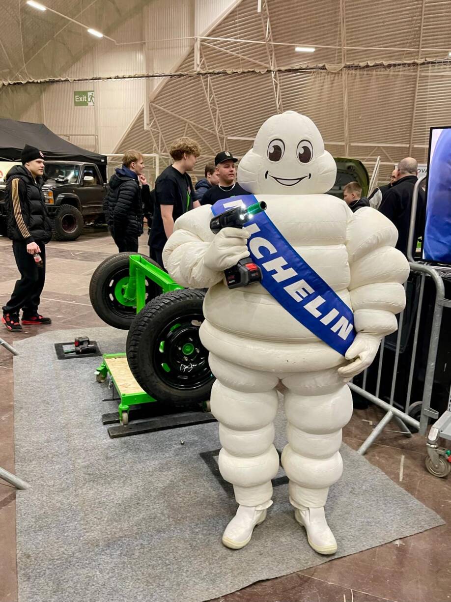 Michelin ukko renkaanvaihtopisteellä.