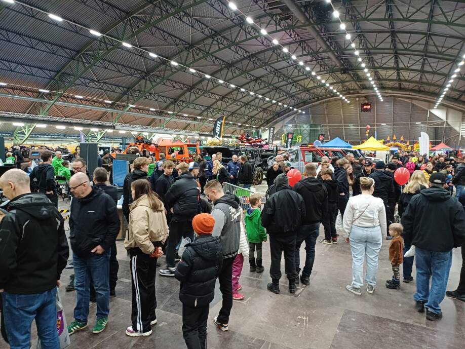 Yleisöä MotorShowsta, paljon väkeä käytävällä.